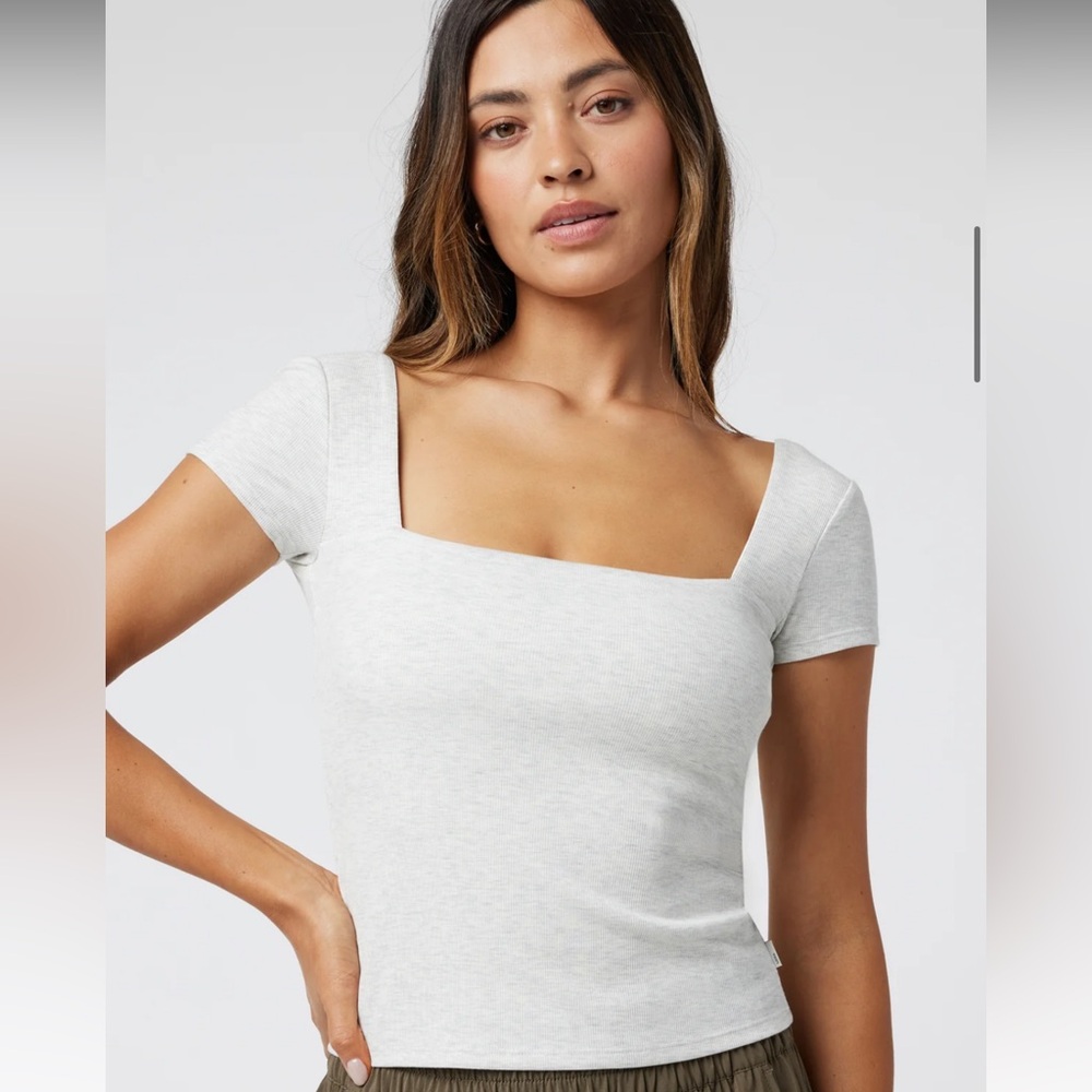 Vuori pose scoop back tee